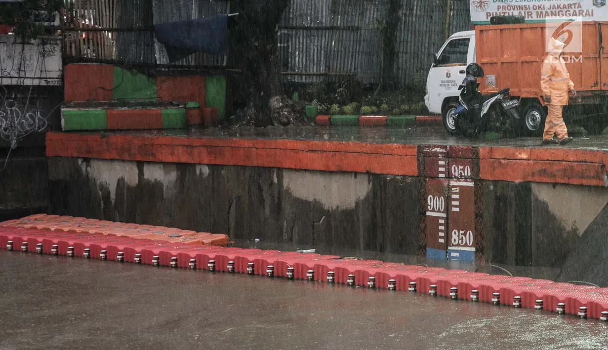 Situasi di Pintu Air Manggarai, Jakarta, Senin (5/2). Hujan deras yang mengguyur Bogor hingga Jakarta membuat beberapa pintu air mengalami kenaikan volume. (Liputan6.com/Faizal Fanani)