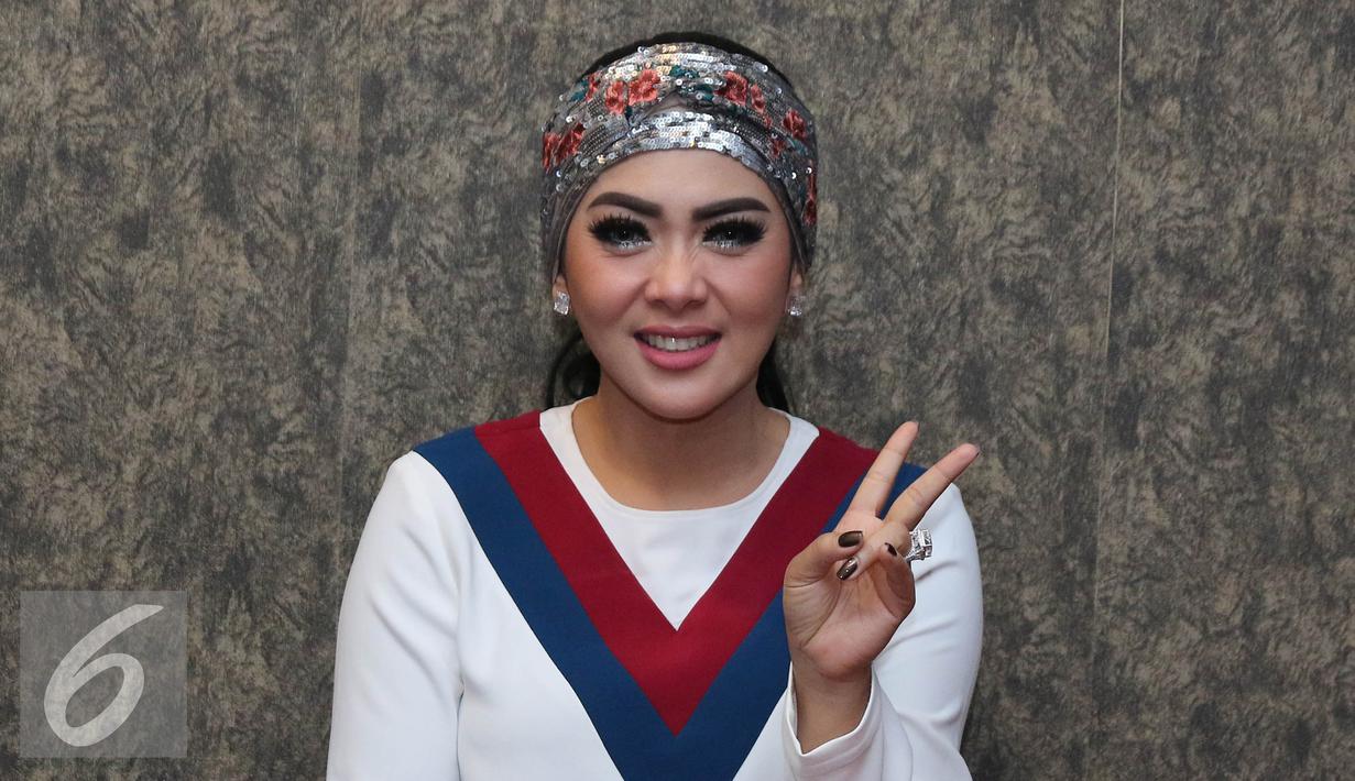 Penyanyi Syahrini berpose usai latihan nyanyi buat HUT SCTV di Jakarta, Jumat (19/8). Penyanyi Syahrini latihan nyanyi untuk tampil di malam puncak HUT SCTV ke 26 live di Istora Senayan pada Rabu  (24/8/2016). (Liputan6.com/Herman Zakharia)
