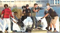 Dalam Transformers: Age of Extinction, Mark Wahlberg menggunakan senjata asing yang diperkirakan berasal dari ketiga film sebelumnya.