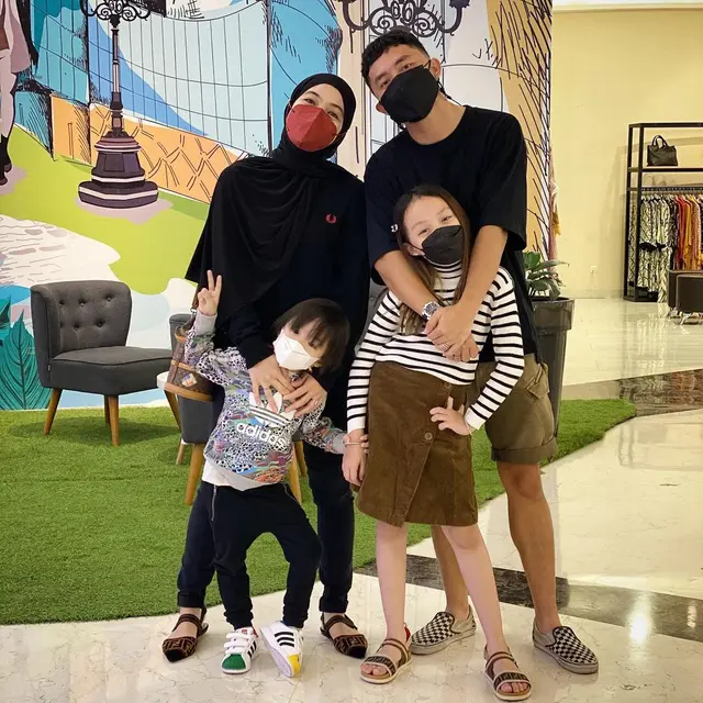 Hamil Anak Ketiga, Ini 6 Potret Keluarga Kecil Dian Ayu dan Ananda Omesh
