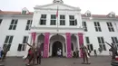 Pengunjung berfoto patung Presiden pertama RI Sukarno dipajang di depan Museum Fatahillah, kawasan Kota Tua, Jakarta, Rabu (15/11). Patung-patung tersebut memperlihatkan Sukarno dengan berbagai pose. (Liputan6.com/Immanuel Antonius)