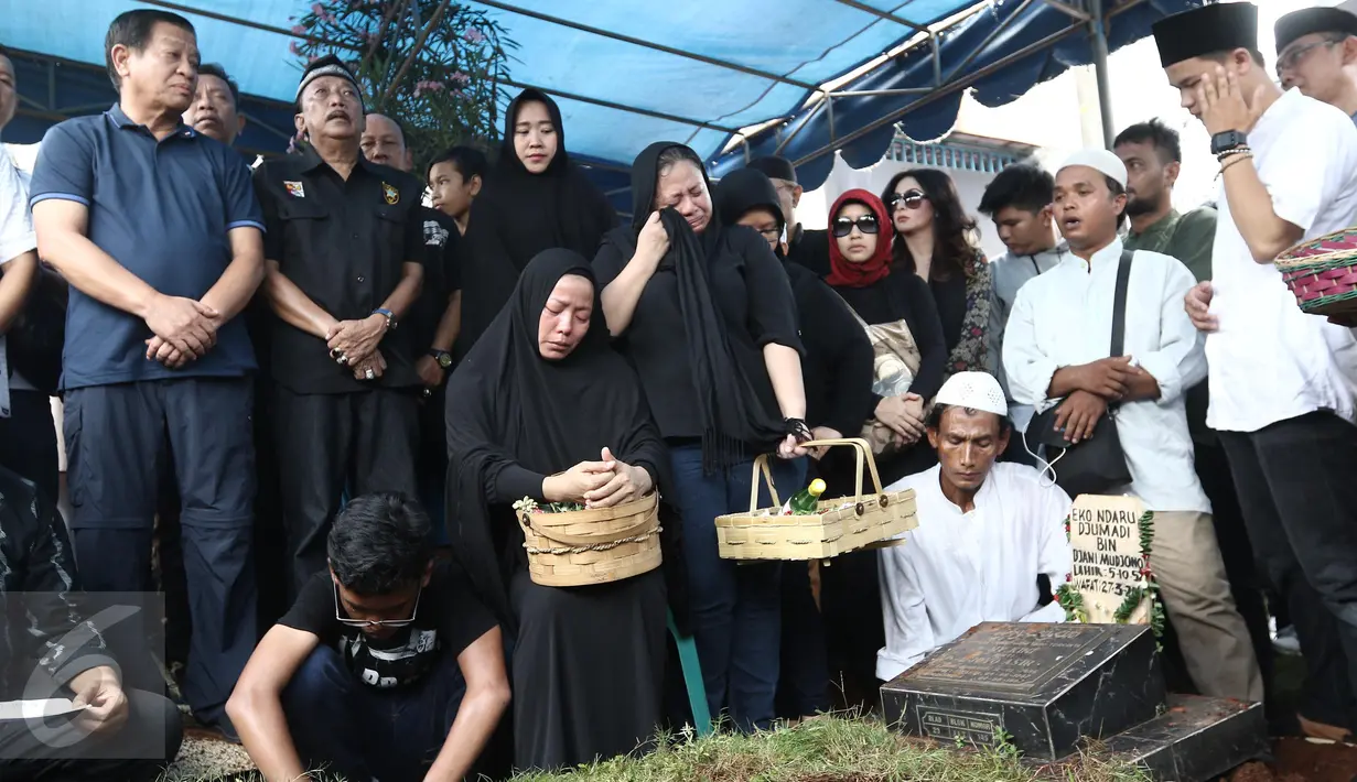 Pembina keluarga besar Srimulat, Agum Gumelar dan pihak keluarga saat mengiringi pemakaman Alm Eko Ndaru Djumadi (Eko DJ) di TPU Malaka, Pondok Kelapa, Jakarta, Selasa (28/03). (Liputan6.com/Herman Zakharia)