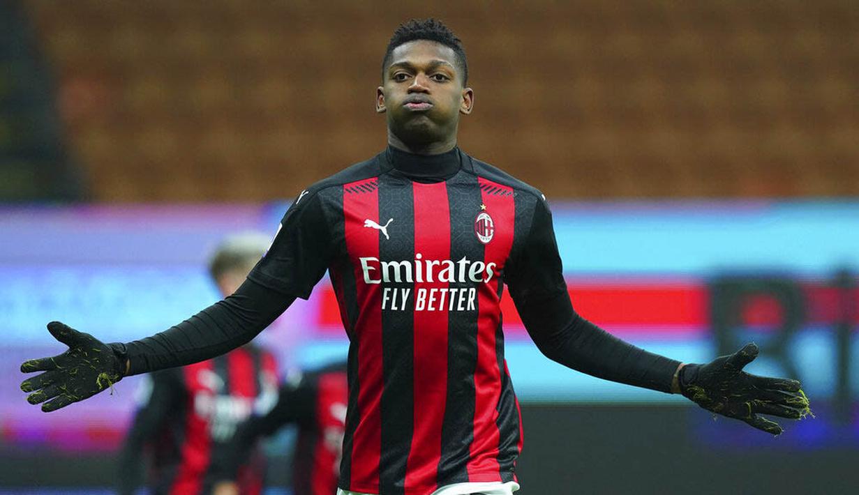 Penyerang AC Milan, Rafael Leao, merayakan gol ke gawang Torino pada laga Liga Italia di Stadion San Siro, Sabtu (9/1/2021). AC Milan menang dengan skor 2-0. (Spada/LaPresse via AP)