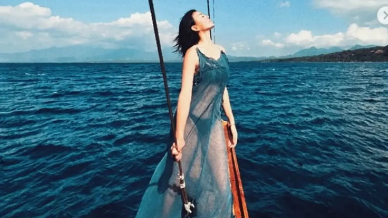 Unggah Foto Liburan di Bali, Gaun Menerawang Agnez Mo Bikin Salah Fokus