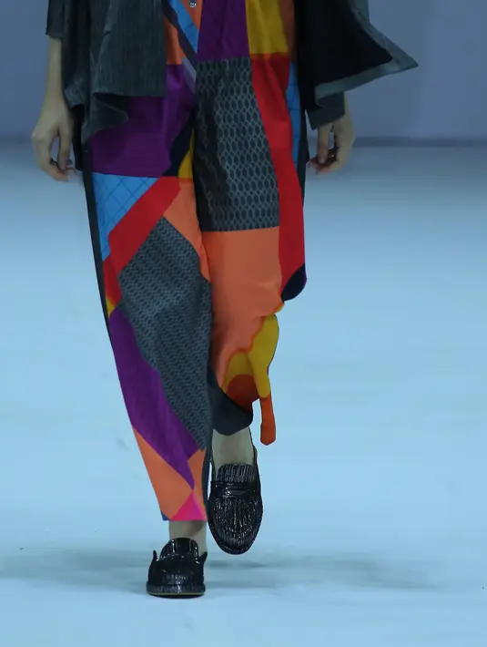 Dengan mengimplementasikan pattern dari Bunga Yuridespita dalam tiap potong koleksinya dengan detail structured dan origami. (Foto: JFW)