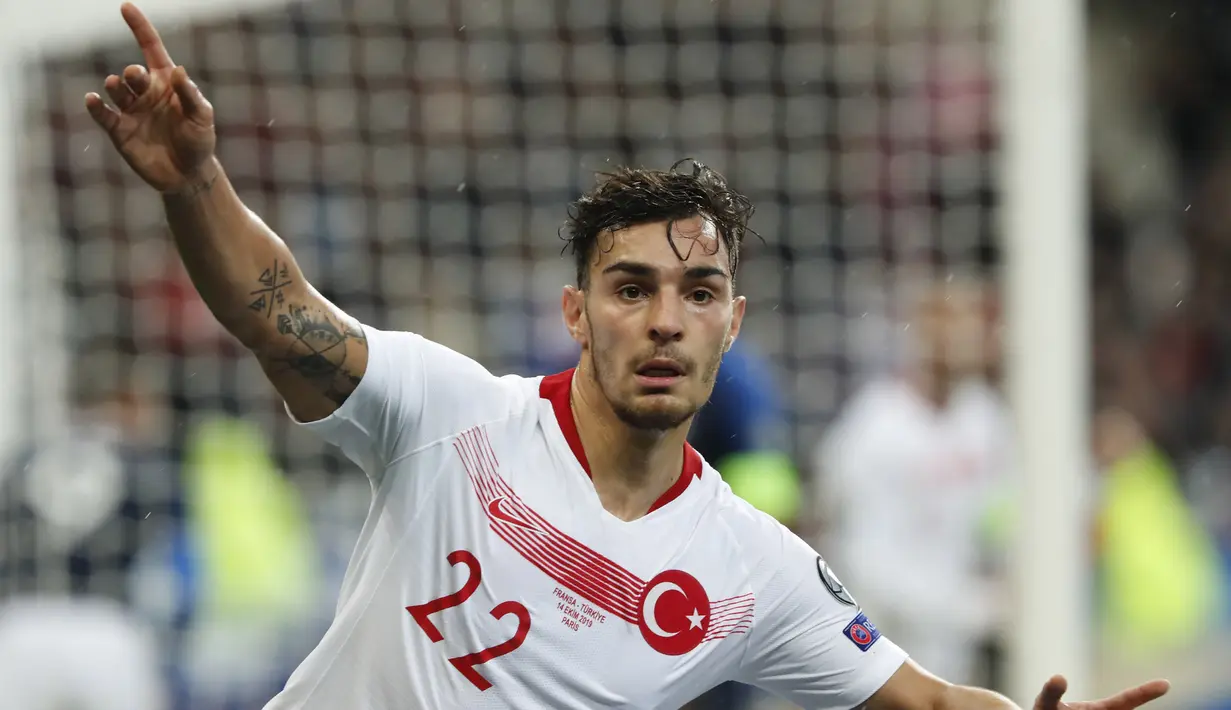 Pemain Turki, Kaan Ayhan berselebrasi usai mencetak gol ke gawang Prancis pada pertandingan Grup H Kualifikasi Piala Eropa 2020 di Stade de France di Saint Denis, utara Paris (14/10/2019). Prancis harus menunggu sampai bulan November mengunci tiket putaran final. (AP Photo/Thibault Camus)