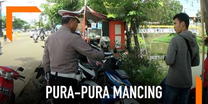 VIDEO: Kabur dari Razia, Pengendara Pura-Pura Mancing