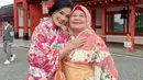 Titi Kamal juga kerap mengajak ibundanya, Elly berlibur ke luar negeri seperti ke Jepang. Keduanya kompak mengenakan kimono. [Instagram/@titi_kamall]