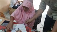 Petani anggota Kopsa-M di Desa Pangkalan Baru, Kabupaten Kampar, menerima talangan gaji dari PTPN V. (Liputan6.com/M Syukur)
