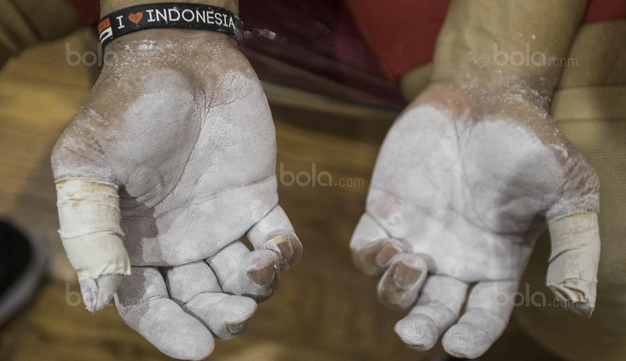 Tangan dari lifter Indonesia, Eko Yuli, usai melakukan angkatan saat latihan di Gymnasium Sabilulungan, Jumat (21/7/2017). Tim angkat besi Indonesia melakukan persiapan jelang SEA Games 2017 Malaysia. (Bola.com/Vitalis Yogi Trisna)