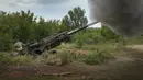 Tentara Ukraina menembaki posisi Rusia menggunakan howitzer M777 yang dipasok Amerika Serikat (AS) di wilayah Donetsk, Ukraina, 18 Juni 2022. (AP Photo/Efrem Lukatsky)