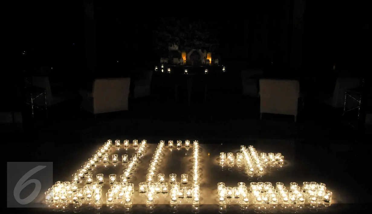 Lilin berbentuk tulisan 60+ Earth Hour di lobi Hotel Sheraton Grand Jakarta, Gandaria City, Sabtu (25/3). Sheraton Grand Jakarta Gandaria City Hotel ikut berpartisipasi dalam meramaikan acara Earth Hour 2017 selama satu jam. (Liputan6.com/Yoppy Renato)