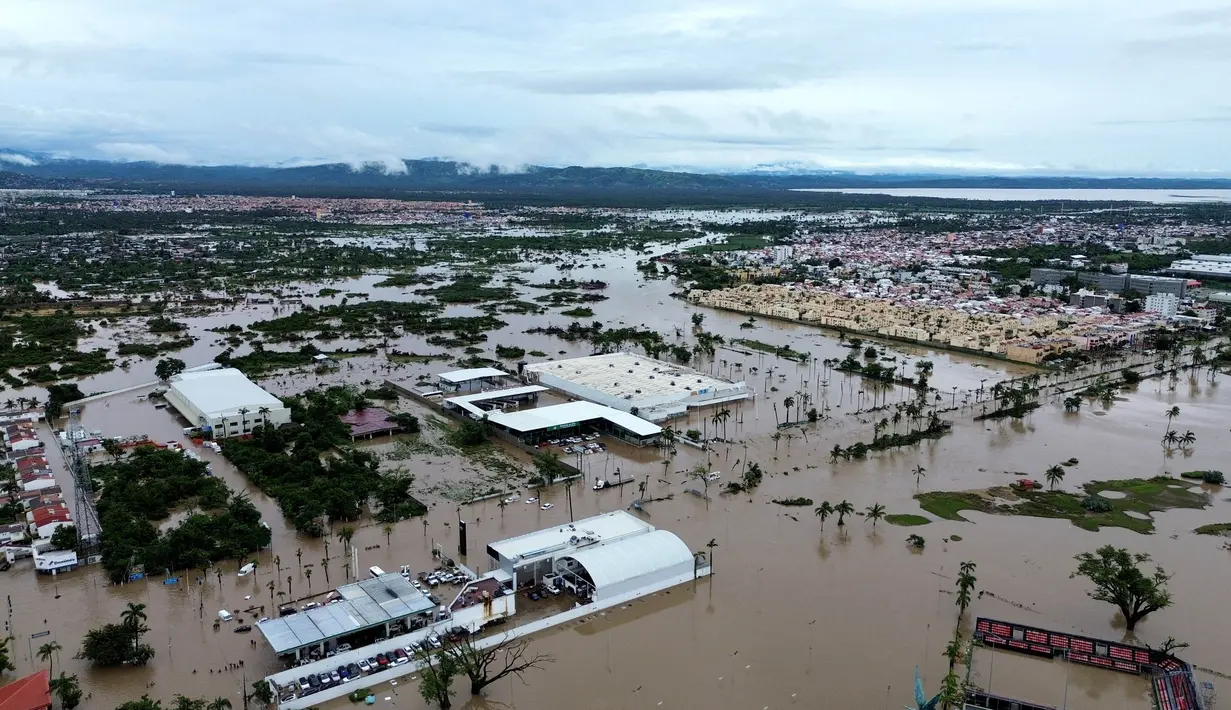Curah hujan yang disebabkan oleh badai John juga menyebabkan penangguhan operasional bandara Acapulco. (Francisco ROBLES/AFP)
