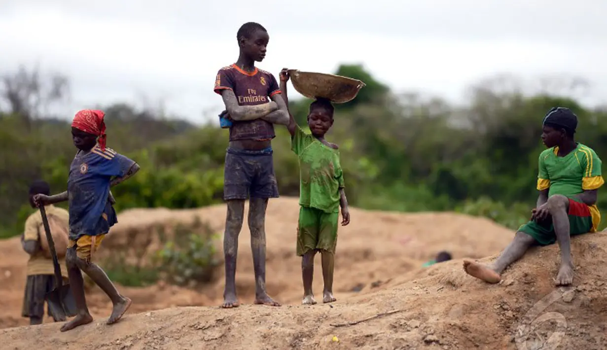 Di penambangan tradisional di Desa Gam, Afrika Tengah hampir semua pekerjanya adalah anak-anak (AFP PHOTO / ISSOUF SANOGO)