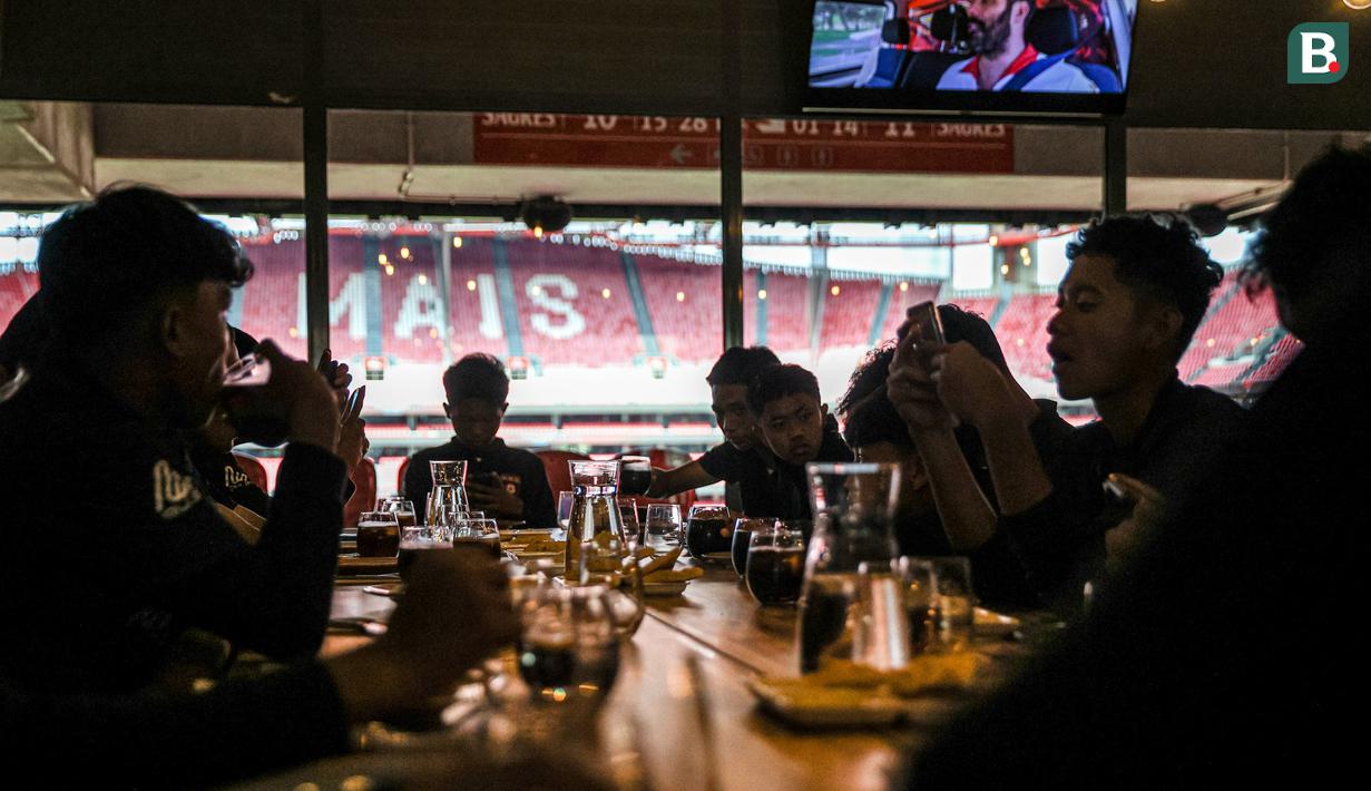 Kunjungan ke Estadio da Luz dibuka dengan makan siang di restoran yang letaknya di dalam stadion. Rombongan pun dibuat terpana dengan fasilitas mewah dengan latar belakang tribune merah menawan. (Bola.com/Bagaskara Lazuardi)