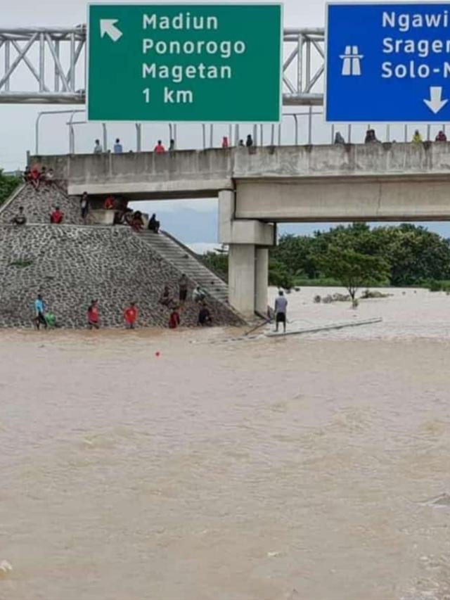 Viral Warga Memancing di Tol