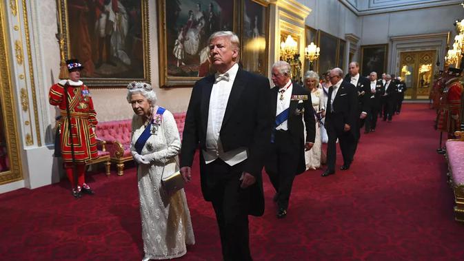 Presiden AS, Donald Trump bersama Pemimpin Monarki Britania Raya dan Persemakmuran, Ratu Elizabeth II memimpin delegasi jamuan dan makan malam kenegaraan di Istana Buckingham (4/6/2019) (POOL / AP PHOTO)