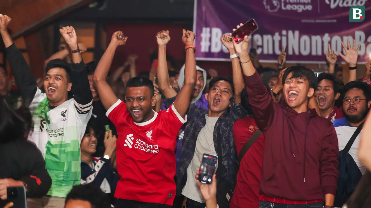 Foto: Riuhnya Chant Dukungan Tiada Henti Bigreds Regional Bekasi dalam Roaring Night Liga Inggris 2023/2024 MU Kontra Liverpool