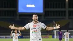 Duel dua tim berjulukan Macan berakhir imbang 2-2 dalam laga pekan ke-10 BRI Liga 1 2021/2022, Sabtu (30/10/2021). Persija Jakarta yang dua kali tertinggal dari Persik Kediri berhasil mengamankan satu poin dalam laga yang digelar di Stadion Manahan, Solo. (Bola.com/Bagaskara Lazuardi)