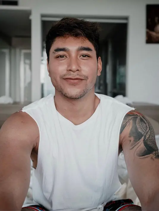 Meski udah jadi seorang ayah, pesona Krisjiana Baharudin sama sekali tidak memudar. (FOTO: instagram.com/krisjianabah/)