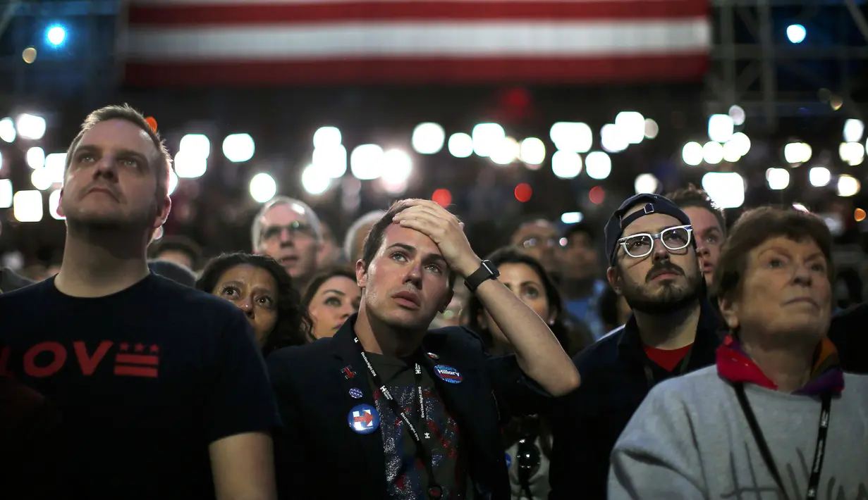 Pendukung Capres dari Partai Demokrat Hillary Clinton menyaksikan hasil perhitungan suara Pilpres AS 2016  di New York, AS, (8/11). (REUTERS/Carlos Barria)