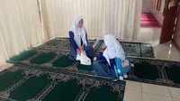 Ale, korban pencurian HP saat tengah melaksanakan shalat berjamaah, menunjukan detik-detik pencrian yangmenimpanya di masjid al-Barokah (Liputan6.com/Jayadi Supriadin)