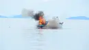 Ketiga kapal kayu pencuri ikan itu ditembak menggunakan senjata mesin dari jarak 200 meter, Kepulauan Riau, Jumat (5/12/2014). (Dokumentasi Puspen TNI)