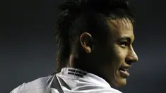 Striker Santos Neymar pada leg pertama semifinal Copa Libertadores melawan Cerro Portena, Paraguay, di Sao Paulo, 25 Mei 2011. AFP PHOTO/Nelson ALMEIDA