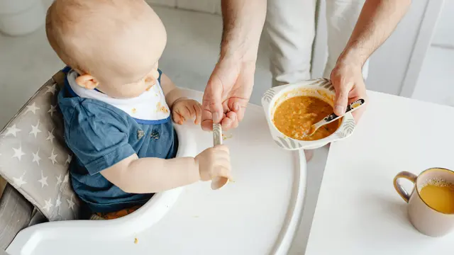 Kapan Waktu yang Tepat Memulai BLW?