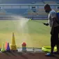 Petugas dari Persib menyemprotkan cairan disinfeksi terhadap sarana latihan dalam rangka pencegahan penularan Covid-19 di Stadion Gelora Bandung Lautan Api. (Foto: MO Persib)