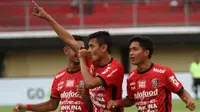 Para pemain Bali United merayakan gol ke gawang PSPS Riau dalam lanjutan penyisihan Grup D Piala Presiden di Stadion Kapten I Wayan Dipta, Gianyar, Rabu (24/1/2018). Bali United menang 3-2. (https://twitter.com/liga1match)