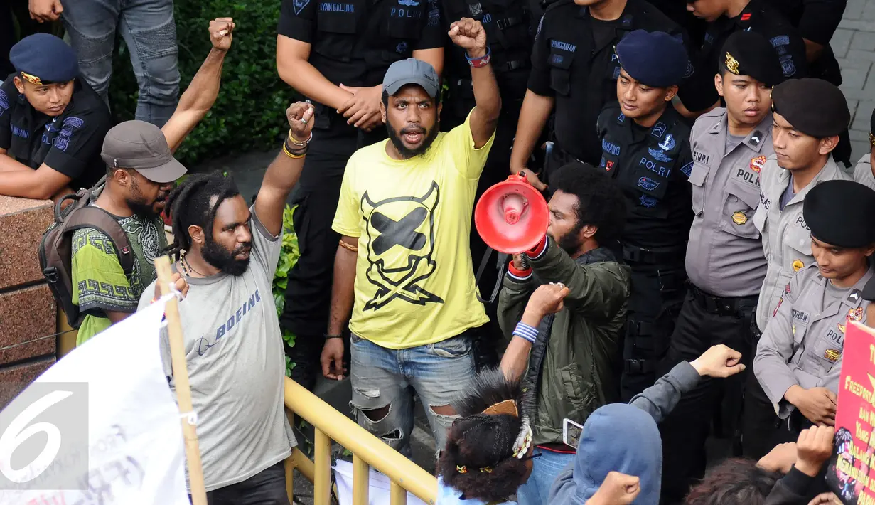 Massa yang tergabung dalam Aliansi Mahasiswa Papua dan FRI-West Papua melakukan orasi saat berunjuk rasa di depan kantor PT Freeport di Jakarta, Jumat (7/4). Mereka menuntut penutupan PT Freeport. (Liputan6.com/Helmi Fithriansyah)