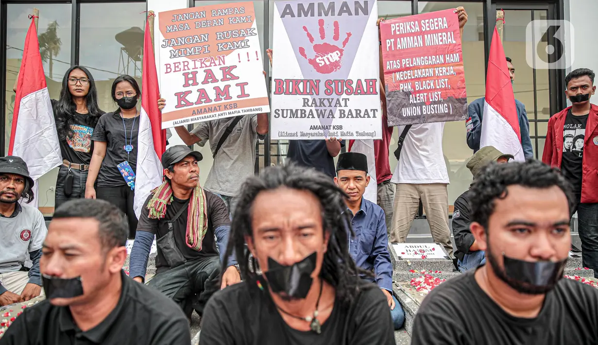 <p>Sejumlah peserta yang tergabung dalam Aliansi Masyarakat Anti Mafia Tambang menutup mulutnya dengan lakban selama aksi mogok makan di Kantor Komnas HAM, Jakarta, Selasa (13/12/2022). Aksi mogok makan dilakukan 17 peserta sebagai bentuk perlawanan atas dugaan tindakan pelanggaran HAM oleh PT. Amman Mineral yang merupakan tambang terbesar nomor dua di Indonesia. (Liputan6.com/Faizal Fanani)</p>