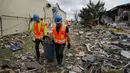 Tornado EF-3 dapat menghancurkan seluruh lantai rumah, merusak bangunan besar dan mengangkat mobil. (Scott Olson/Getty Images North America/Getty Images via AFP)