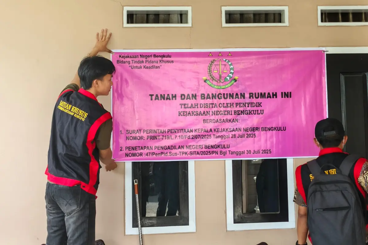 Kejaksaan Negeri Bengkulu menyita sebuah rumah dan tanah milik tersangka FP mantan petinggi Bank Plat Merah di Bengkulu unit Mega Mall pada Jumat, 1 Agustus 2025. (Liputan6.com/Yuliardi Hardjo Putro)