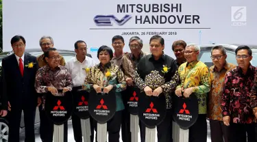 CEO Mitsubishi Motors Osamu Masuko (kiri) pose bersama Menteri Perindustrian Airlangga Hartarto, Menteri Perhubungan Budi Karya Sumadi, dan Menteri Kehutanan dan Lingkungan Hidup Siti Nurbaya di Jakarta, Senin (26/2). (Liputan.com/JohanTallo)