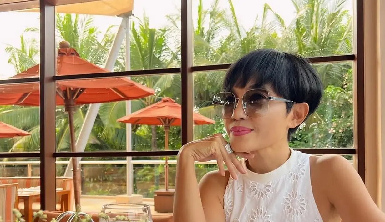 Ibunda Cinta pun tampil mengenakan one set putih dengan atasan halter neck. Dengan gaya rambut pendek sesuai ciri khasnya. [@claurakiehl]