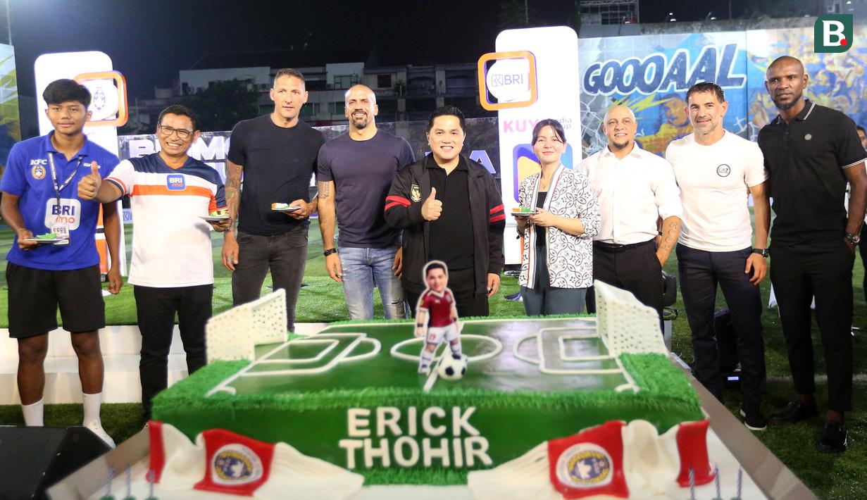 <p>Ketua Umum PSSI, Erick Thohir merayakan ulang tahun ditemani sejumlah legenda sepak bola dunia saat kegiatan BRImo Future Garuda di Lapangan BRILiaN Stadium, Jalan Fatmawati Raya, Jakarta, Selasa (30/05/2023). (Bola.com/Bagaskara Lazuardi)</p>