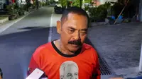 Mantan Wali Kota Solo, FX Hadi Rudyatmo di sela-sela nobar debat cawapres di Joglo Pucangsawit, Jumat malam (22/12).(Liputan6.com/Fajar Abrori)