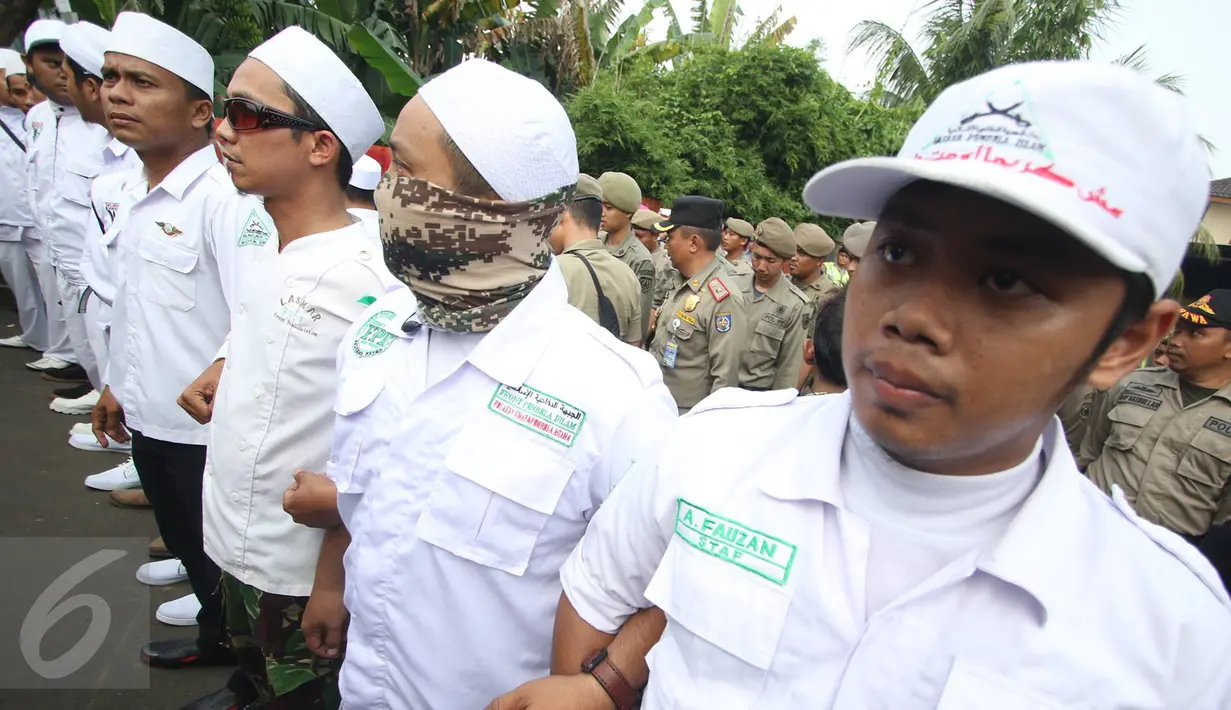 Massa FPI bersiaga di depan tempat ibadah jemaah Ahmadiyah yang disegel di Jalan Raya Muchtar Sawangan, Depok, Jawa Barat, Jumat (24/2). (Liputan6.com/Immanuel Antonius)