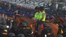 Satuan Polisi Berkuda dan Pasukan patroli bermotor Brimob  mengikuti apel gelar pasukan dalam rangka menyambut Lebaran Idul Fitri 2018 di Monas, Jakarta, Rabu (6/6). Operasi kepolisian ini bersandi 'Operasi Ketupat 2018'. (Merdeka.com/Imam Buhori)