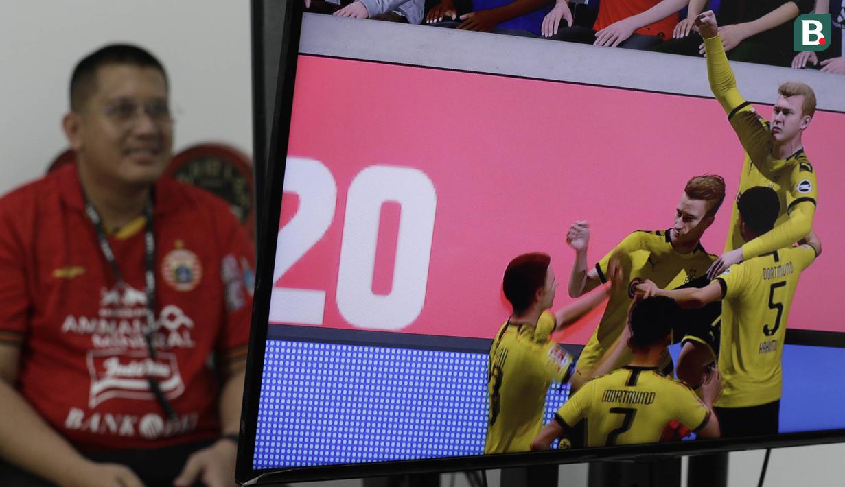 Ketua Umum The Jakmania, Diky Soemarno, saat bermain FIFA 20 di Kantor KLY, Gondangdia, Kamis (25/6/2020). Acara bertajuk BOLA Esports Challenge ini mempertemukan pemain Persija dengan The Jakmania pada pertandingan  FIFA 20. (Bola.com/M Iqbal Ichsan)