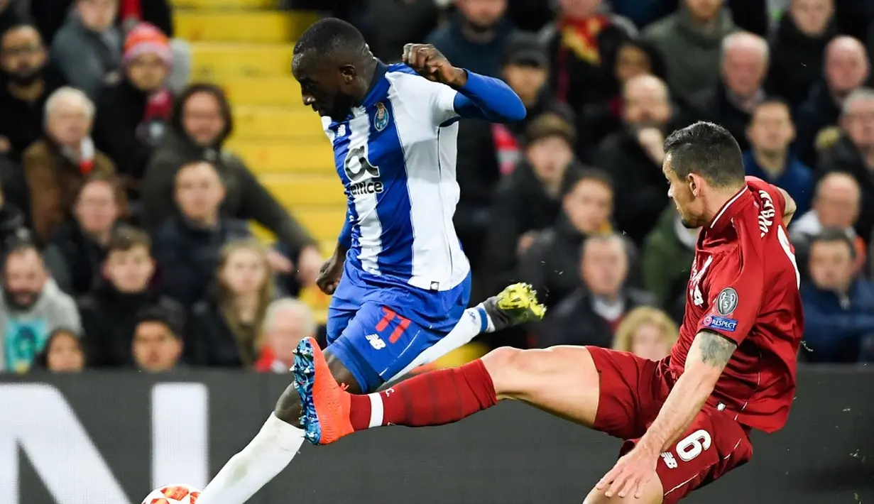 Penyerang Porto, Moussa Marega melepaskan tembakan pada leg 1, babak perempat final Liga Champions yang berlangsung di Stadion Anfield, Liverpool, Rabu (10/4). Liverpool menang 2-0 atas Porto (AFP/Glyn Kirk)
