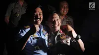 Panglima TNI, Hadi Tjahjanto (kiri) berangkulan dengan Kapolri, Tito Karnavian usai pertemuan di Mabes TNI, Jakarta, Senin (11/12). Pertemuan bertujuan meningkatkan soliditas jajaran TNI-Polri dalam menjaga keamanan. (Liputan6.com/Helmi Fithriansyah)