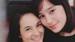 Chelsea Islan dan Tatjana Saphira sama-sama memiliki darah blasteran. Chelsea memiliki keturunan dari Amerika sementara Tatjana blasteran dari Jerman. Paras Indo dan bule dari keduanya ini membuat mereka terlihat begitu menawan. (Liputan6.com/IG/chelseaislan)