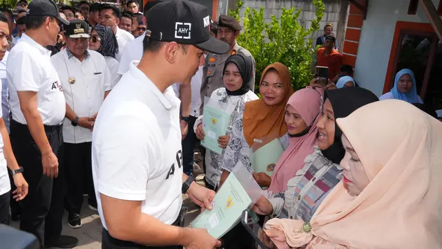 AHY bagikan Sertipikat PTSL di Sulsel (Liputan6.com/Fauzan)