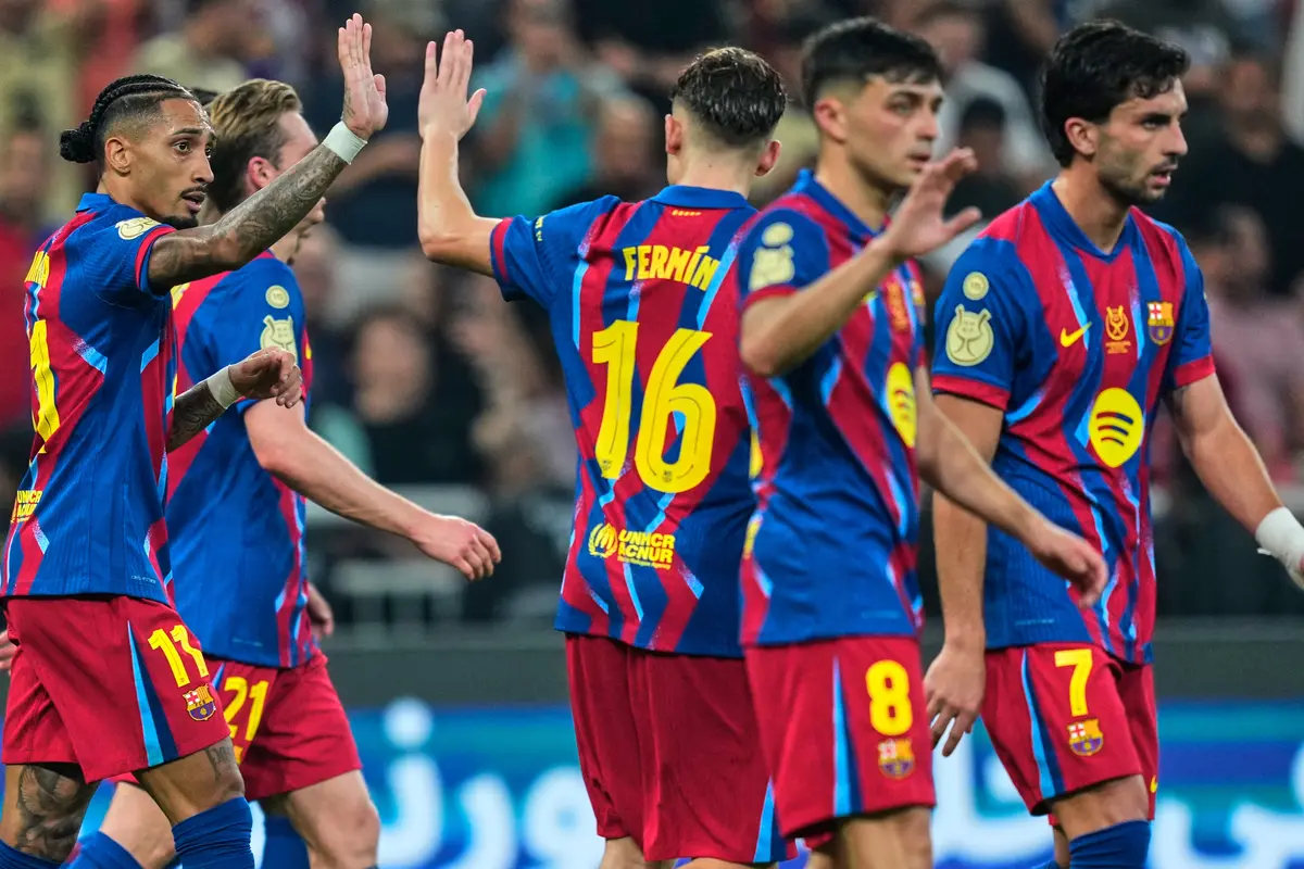 Para pemain Barcelona merayakan gol