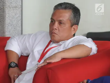 Ketua DPRD Kabupaten Labuhanbatu, Dahlan Bukhari berada di ruang tunggu untuk menjalani pemeriksaan di Gedung KPK, Jakarta, Rabu (21/11). Dahlan diperiksa dalam kasus suap terkait proyek di lingkungan Kabupaten Labuhanbatu. (Merdeka.com/Dwi Narwoko)