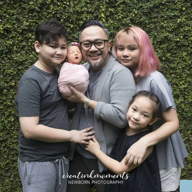 Potret Newborn Keluarga Mona Ratuliu, hangat dan sederhana