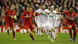 Pemain Liverpool, Lucas Leiva dan Nathaniel Clyne menahan laju pemain Augsburg, Halil Altintop. Pada laga itu The Reds lebih menguasai jalannya pertandingan dengan penguasaan bola 57 persen. (Reuters/Andrew Yates)